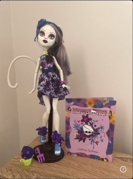 Monster High Gloom and Bloom Catrine DeMew Carousel 1