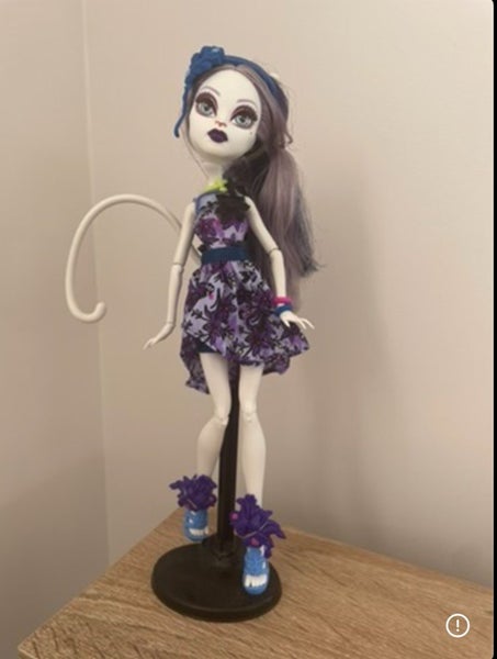 Monster High Gloom and Bloom Catrine DeMew Carousel 2