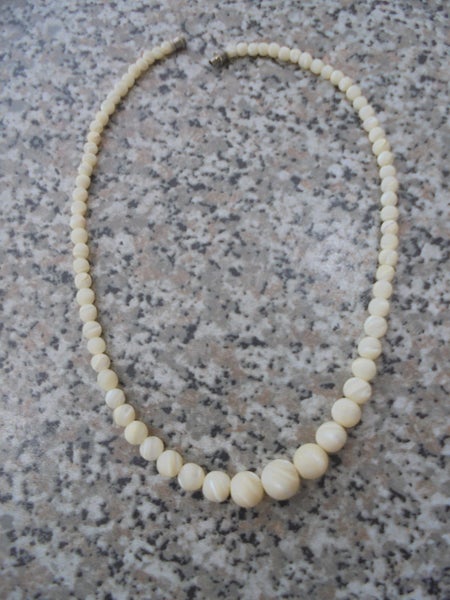 Beautiful Vintage M.O.P Graded Bead Necklace. Barrel Clasp. Perfect Condition. Carousel 1