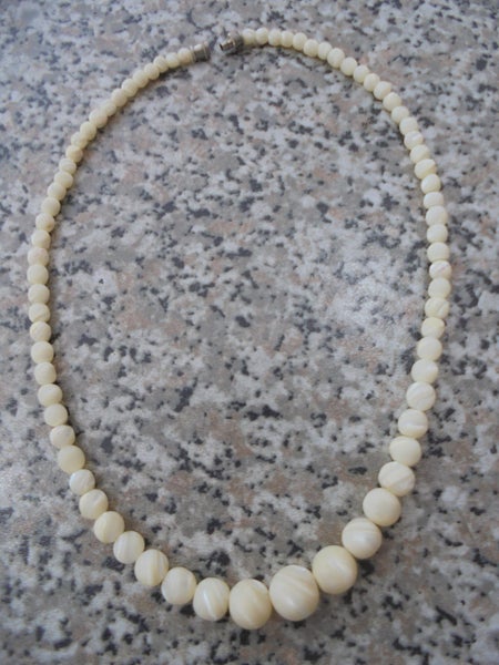 Beautiful Vintage M.O.P Graded Bead Necklace. Barrel Clasp. Perfect Condition. Carousel 4