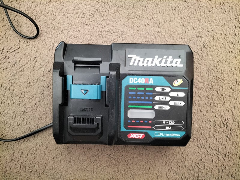 MAKITA 40V Drill set plus sledge and club hammer Carousel 2
