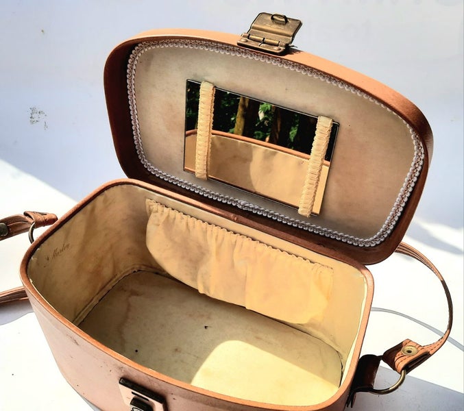 Vintage Vanity Case Carousel 2