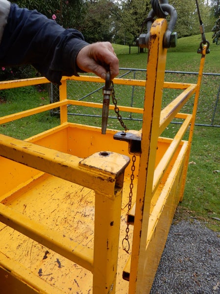 Crane lift cage heavy duty, 872KG hoisting load certified. Carousel 18