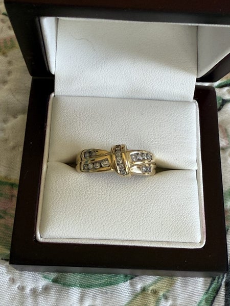 18CT GOLD AND DIAMOND RING Carousel 1
