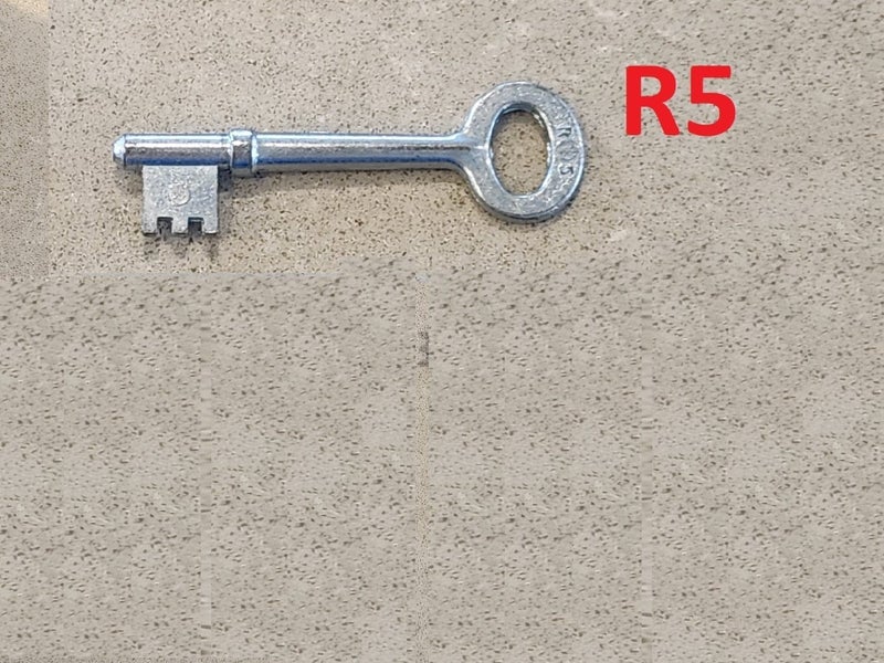 Legge Key - You are bidding on 1 x R5 Carousel 2