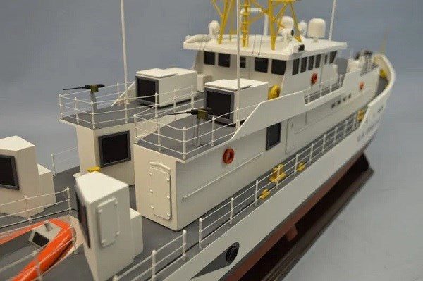 Dumas #1275 Boat Kit: 1/48 USCG Fast Response Cutter - RC Optional Carousel 4