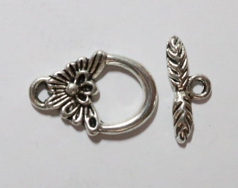 A FLORAL SILVER TOGGLE CLASP Carousel 1