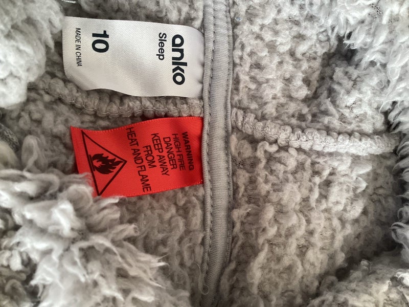 Fluffy onese, size 10 kids Carousel 2