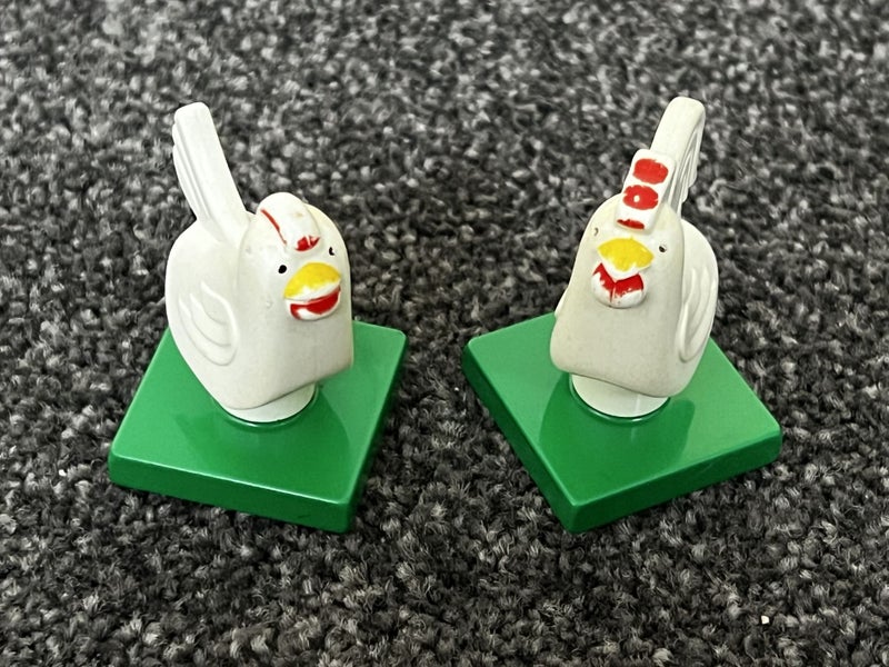 LEGO DUPLO® - 2 Chicken, Hen, Eyes Front on Green Base Carousel 1