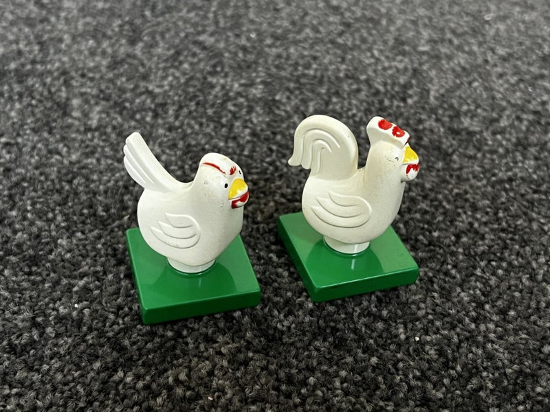 LEGO DUPLO® - 2 Chicken, Hen, Eyes Front on Green Base Carousel 2