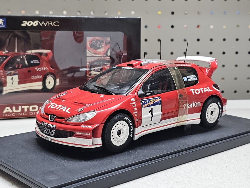 AUTOart 1/18 Peugeot 206 WRC #1 - 2003 Argentina Rally Winner Carousel 1