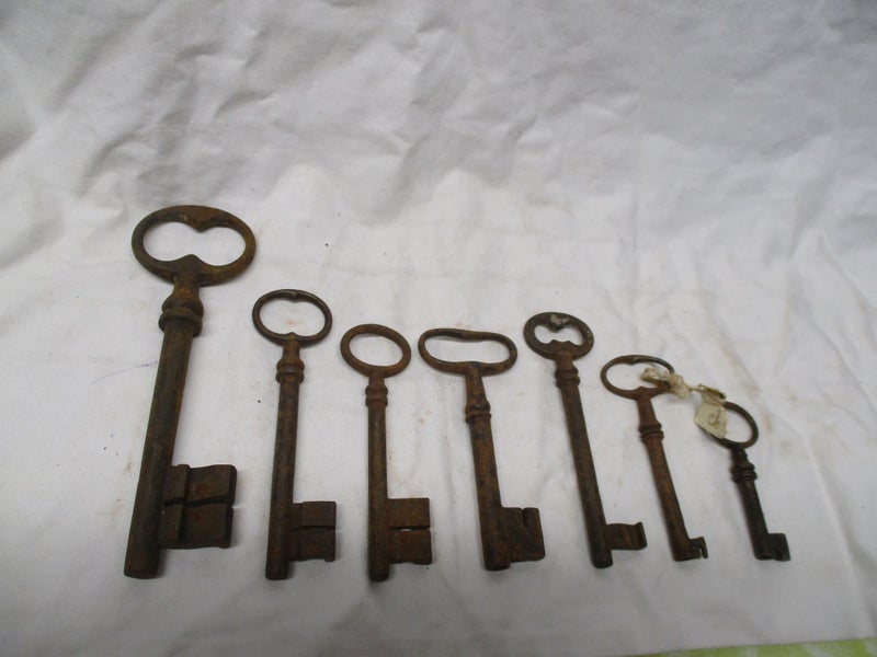 KEY 6641 - Bunch of Keys on Keyring - Old English/French - Various Sizes Carousel 2