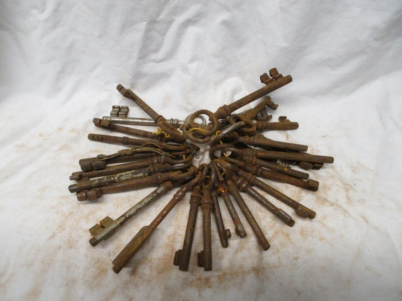 HOB2 6655 - Bunch of Keys on Rope - Old English/French Carousel 1