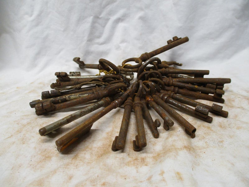 HOB2 6655 - Bunch of Keys on Rope - Old English/French Carousel 2
