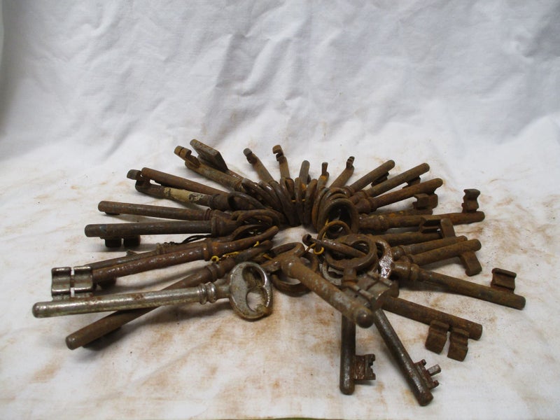 HOB2 6655 - Bunch of Keys on Rope - Old English/French Carousel 3