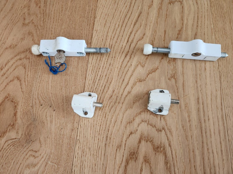 Door and window locks – 2 of each Carousel 2