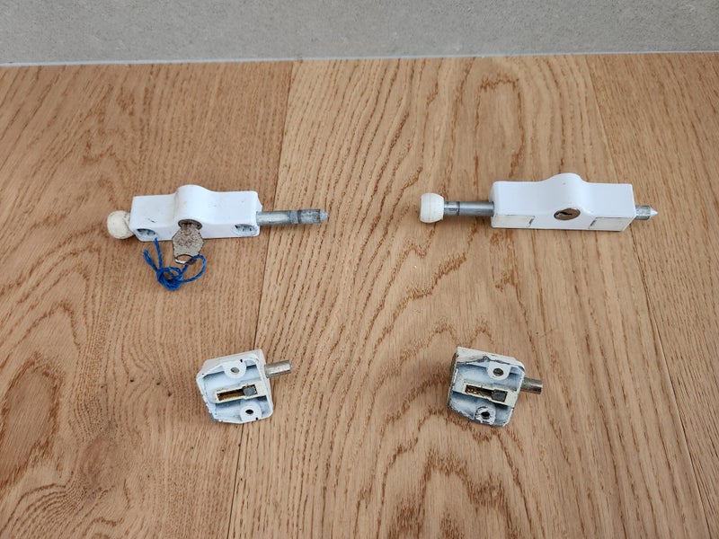 Door and window locks – 2 of each Carousel 3
