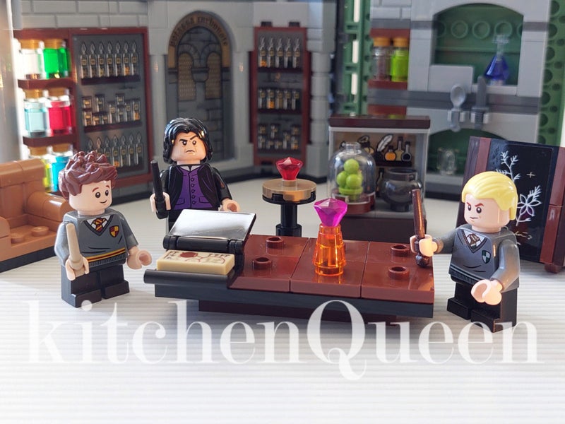 LEGO Harry Potter 76383 Hogwarts Potions Class Carousel 1