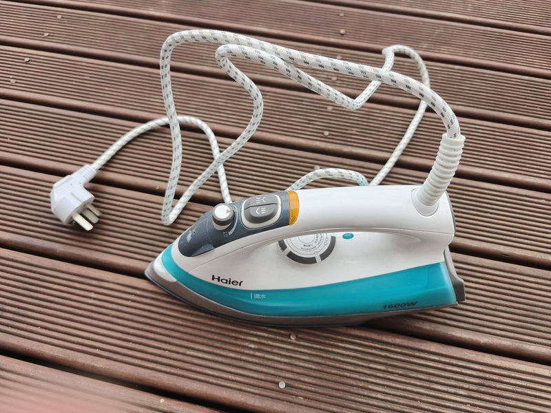 Haier 1600w steam iron Carousel 1