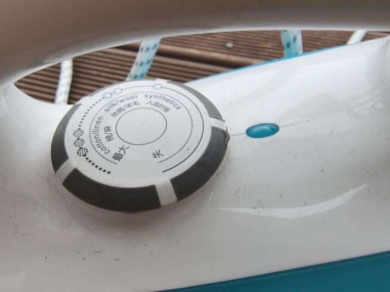 Haier 1600w steam iron Carousel 2
