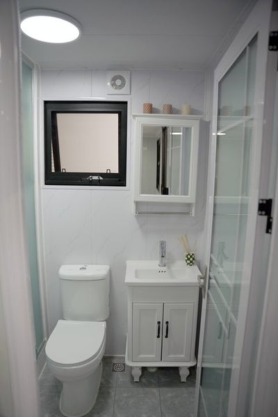 Lounge & Bathroom Carousel 2