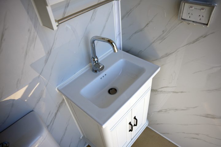 Toilet & Shower - South Island Carousel 16