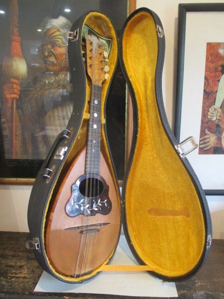 MANDOLIN ITALIAN. CASED VINTAGE . EXCELLENT. Carousel 1
