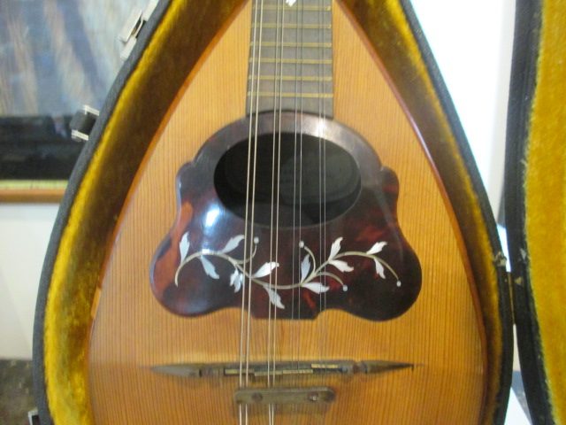 MANDOLIN ITALIAN. CASED VINTAGE . EXCELLENT. Carousel 2