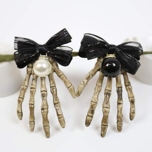 2pcs Creative Skull Hand Skeleton Keyring Key Chains Halloween Keyring Bowknot P Carousel 2