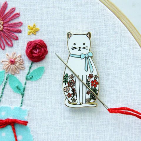 Flamingo Toes Needle Minder - White Floral Cat Carousel 1