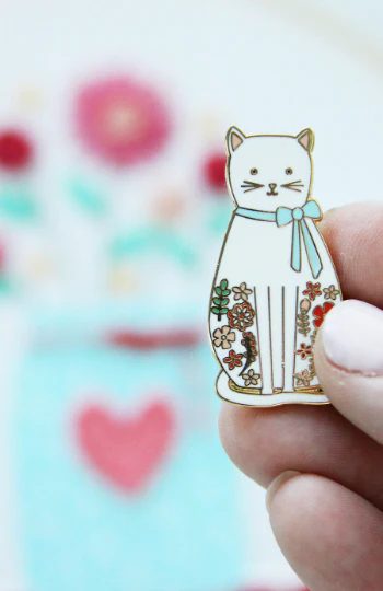 Flamingo Toes Needle Minder - White Floral Cat Carousel 2