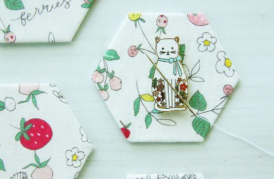 Flamingo Toes Needle Minder - White Floral Cat Carousel 5