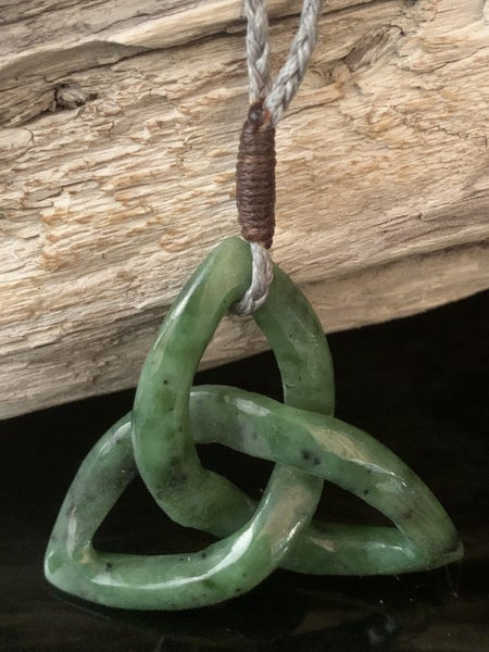 NZ GREENSTONE CELTIC TRINITY KNOT PENDANT Carousel 1