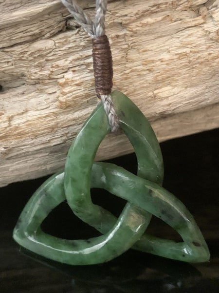NZ GREENSTONE CELTIC TRINITY KNOT PENDANT Carousel 2