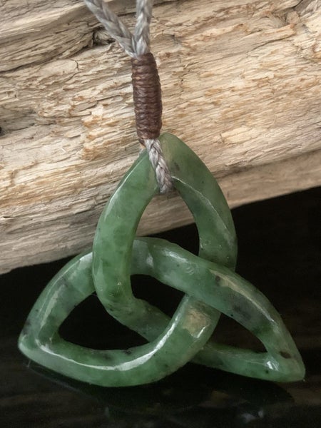 NZ GREENSTONE CELTIC TRINITY KNOT PENDANT Carousel 3