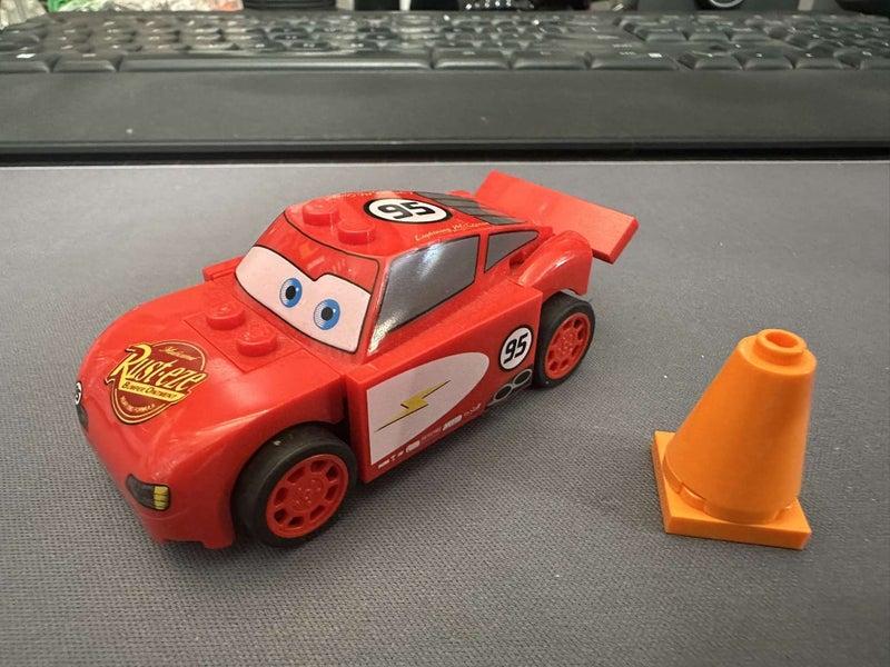 8200 Radiator Springs Lightning McQueen - Cars Carousel 1