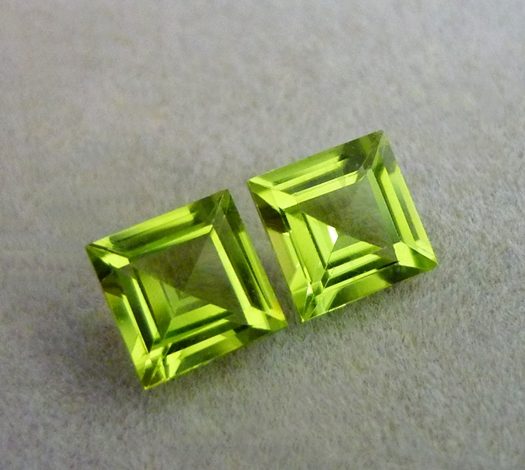 $1RE 1.31CT EXCELLENT PRINCESS CUT 100% NATURAL BRILLIANT GREEN PERIDOT PAIR Carousel 1