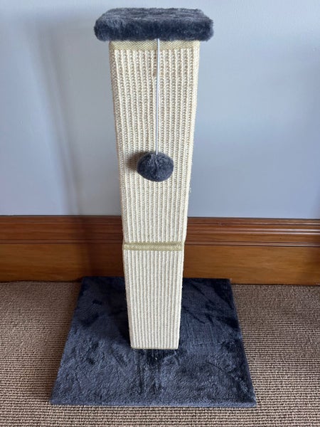 Cat scratching post extra large 81 cm tall Carousel 1