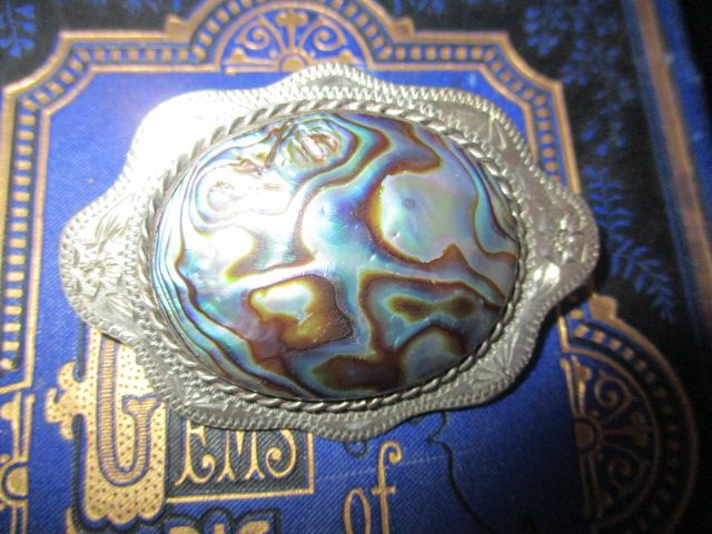 (NK9) VINTAGE - Large SILVER PAUA BROOCH - elaborate engraving.... Carousel 6