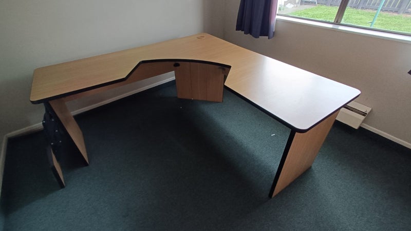 Corner Desk with removable keyboard shelf. Carousel 1