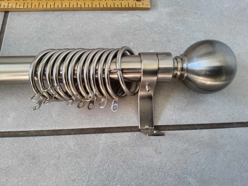 Good Quality Brushed Chrome Curtain Rod and Rings 1060mm long Carousel 1