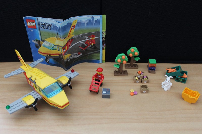 LEGO CITY 7732 - Post Plane + Postman + parcel + trolley & COUNTDOWN Farm Bricks Carousel 1