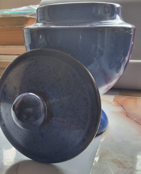 LARGE BEAUTIFUL DEEP BLUE POT LIKE VASE Carousel 2