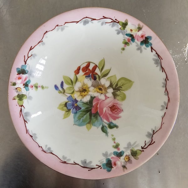 SEVEN VINTAGE PLATES AND A FLORAL TAZZA62863873029633112