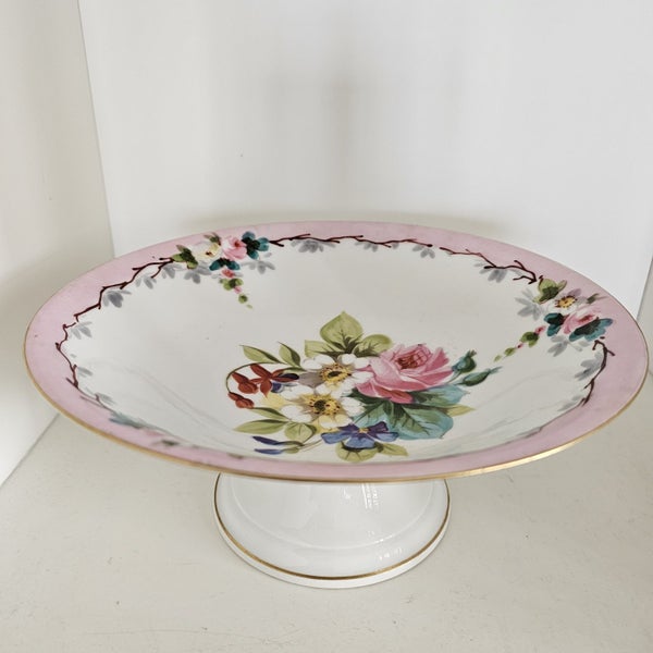 SEVEN VINTAGE PLATES AND A FLORAL TAZZA62863873029633111