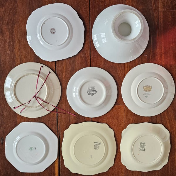 SEVEN VINTAGE PLATES AND A FLORAL TAZZA62863873029633114
