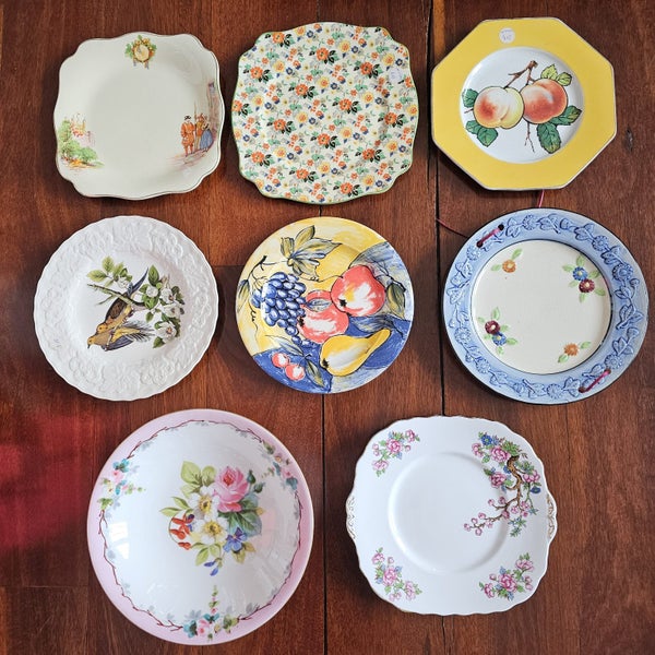 SEVEN VINTAGE PLATES AND A FLORAL TAZZA62863873029633112