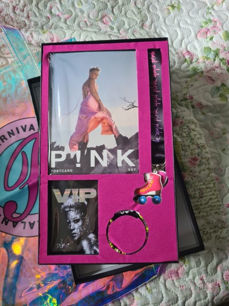 PINK VIP BOX Carousel 1