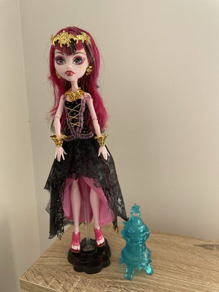 Monster High Draculaura 13 Wishes doll Carousel 1