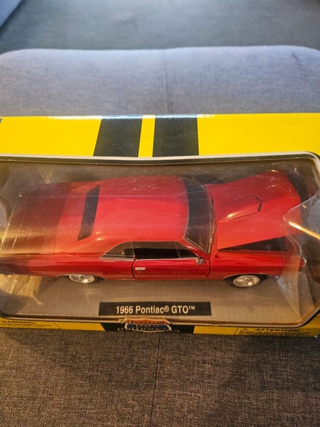 1966 Pontiac GTO 1/24 scale by New Ray Carousel 1